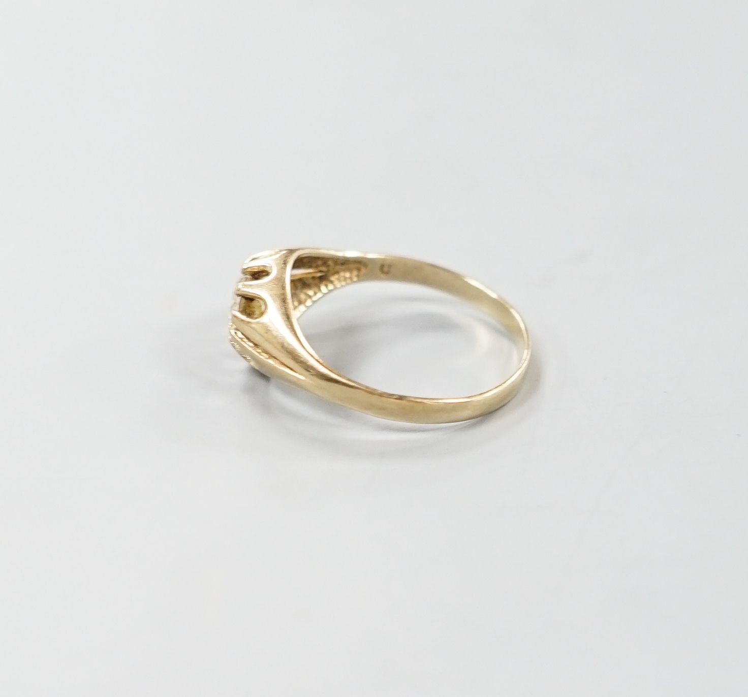 A modern 9ct gold and claw set cubic zirconia set ring, size V, gross weight 2.3 grams.